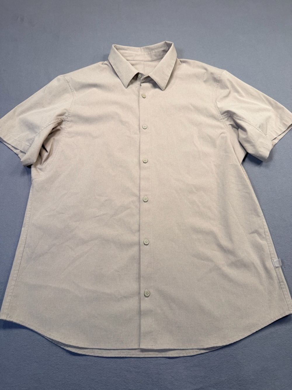 Lululemon Men's Size XL Airing Easy Short-Sleeve Button-Up Shirt in Sheer Oak